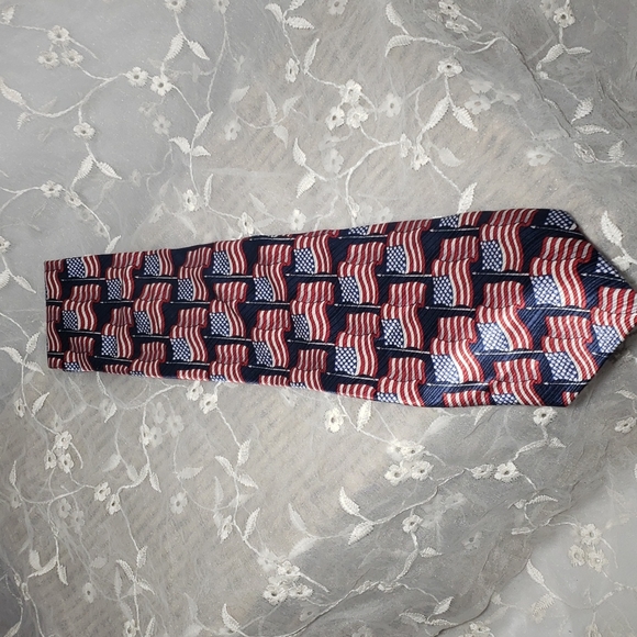 Vintage Imported Silk Tie, American Flag. - Picture 5 of 7